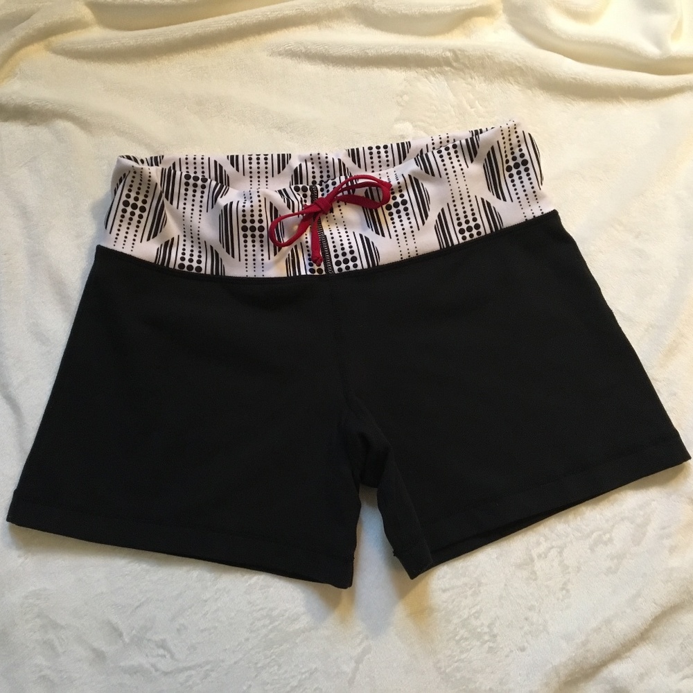 Lululemon womens shorts black white